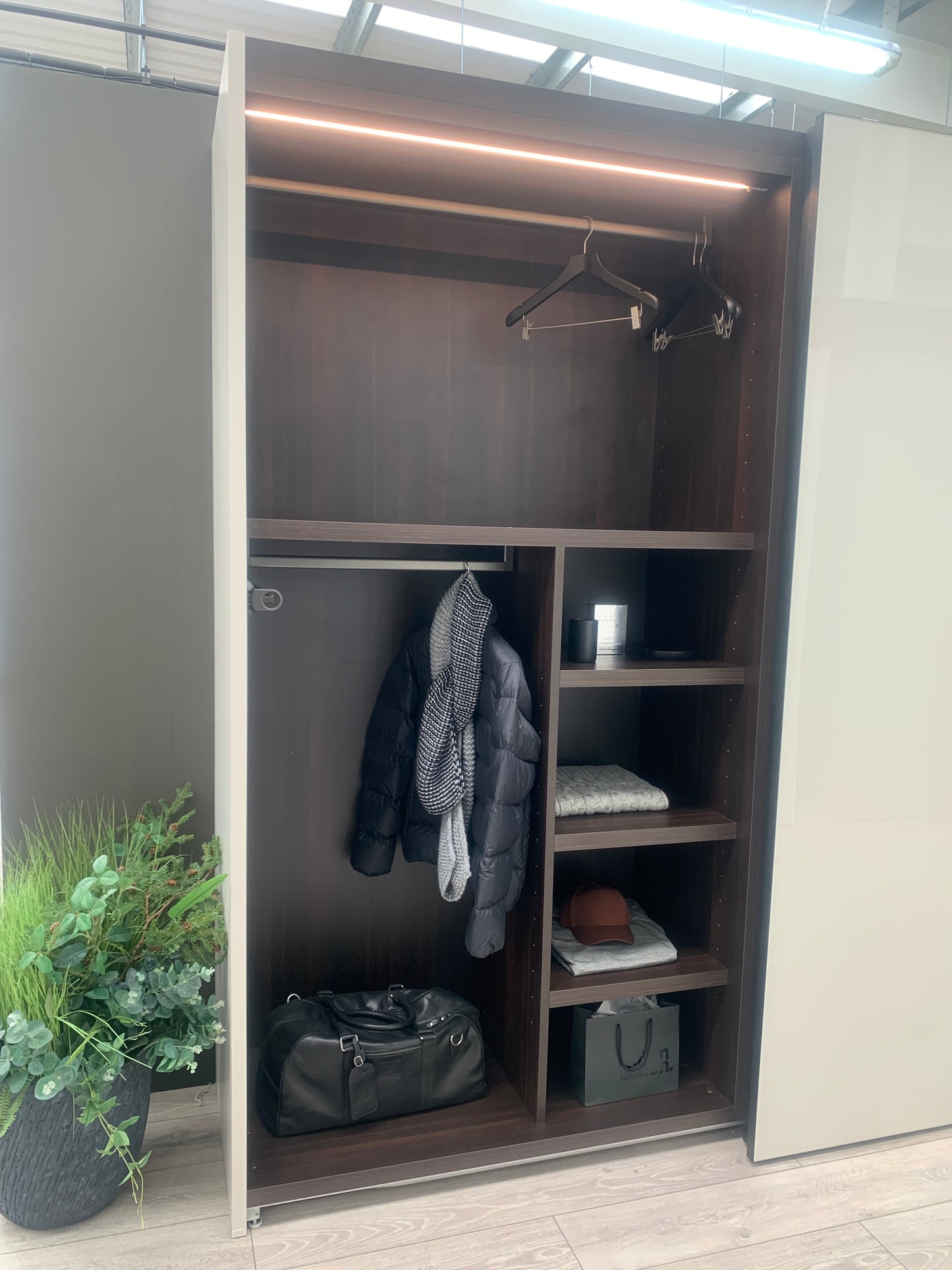 Cornice Flush Sliding Door Wardrobe